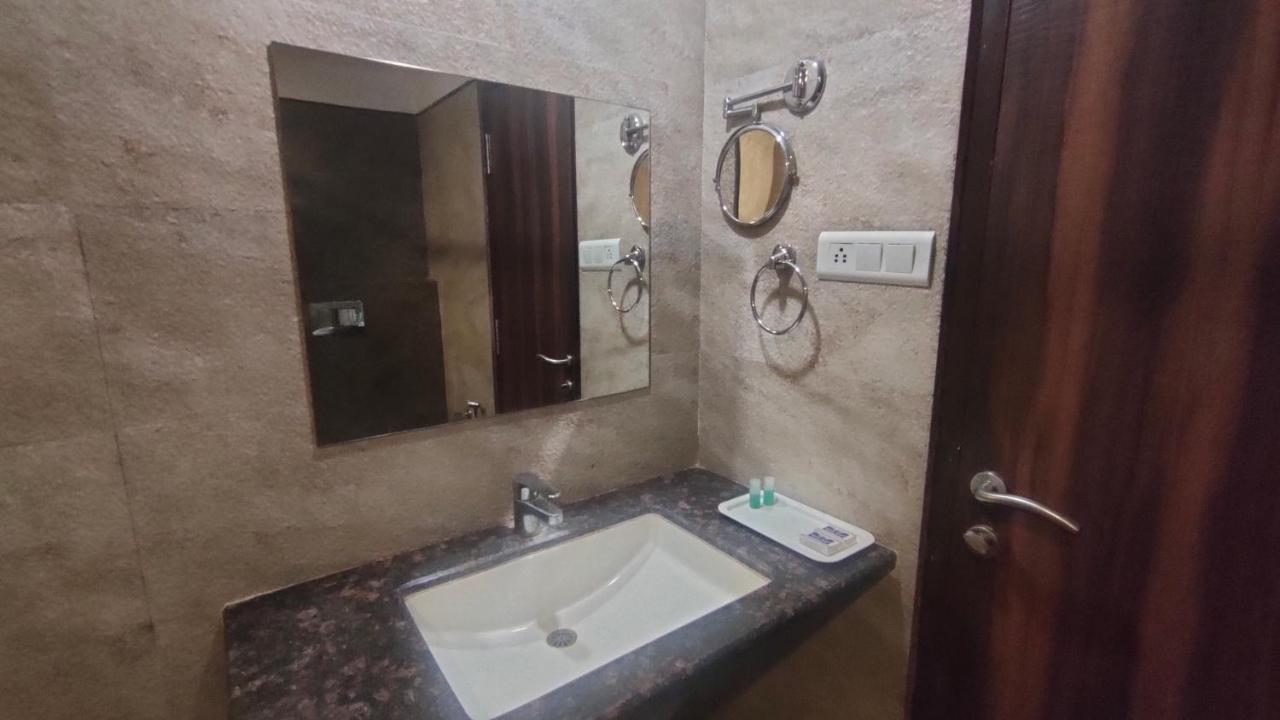 Hotel Sach Regency Ānand Екстериор снимка