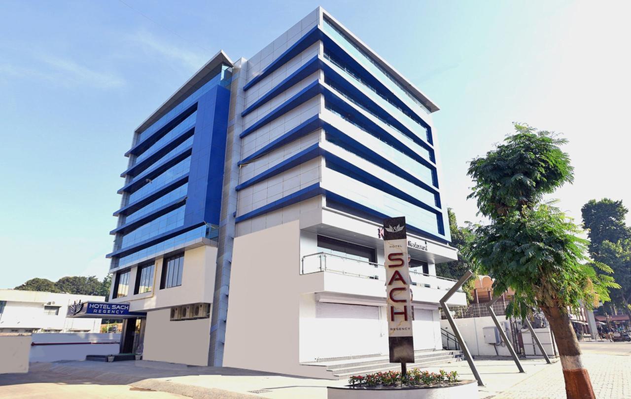 Hotel Sach Regency Ānand Екстериор снимка