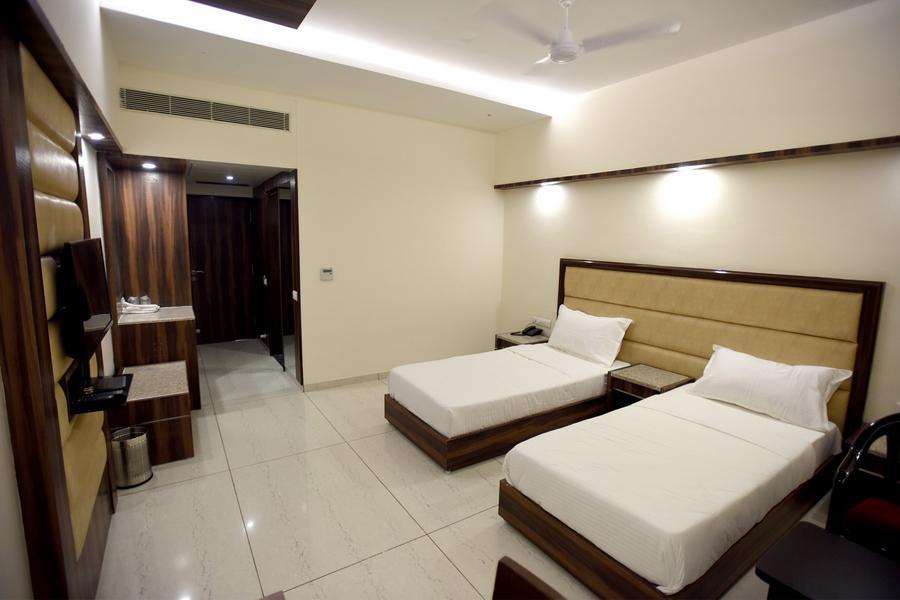 Hotel Sach Regency Ānand Екстериор снимка