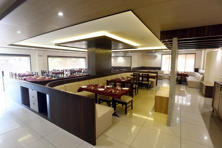 Hotel Sach Regency Ānand Екстериор снимка
