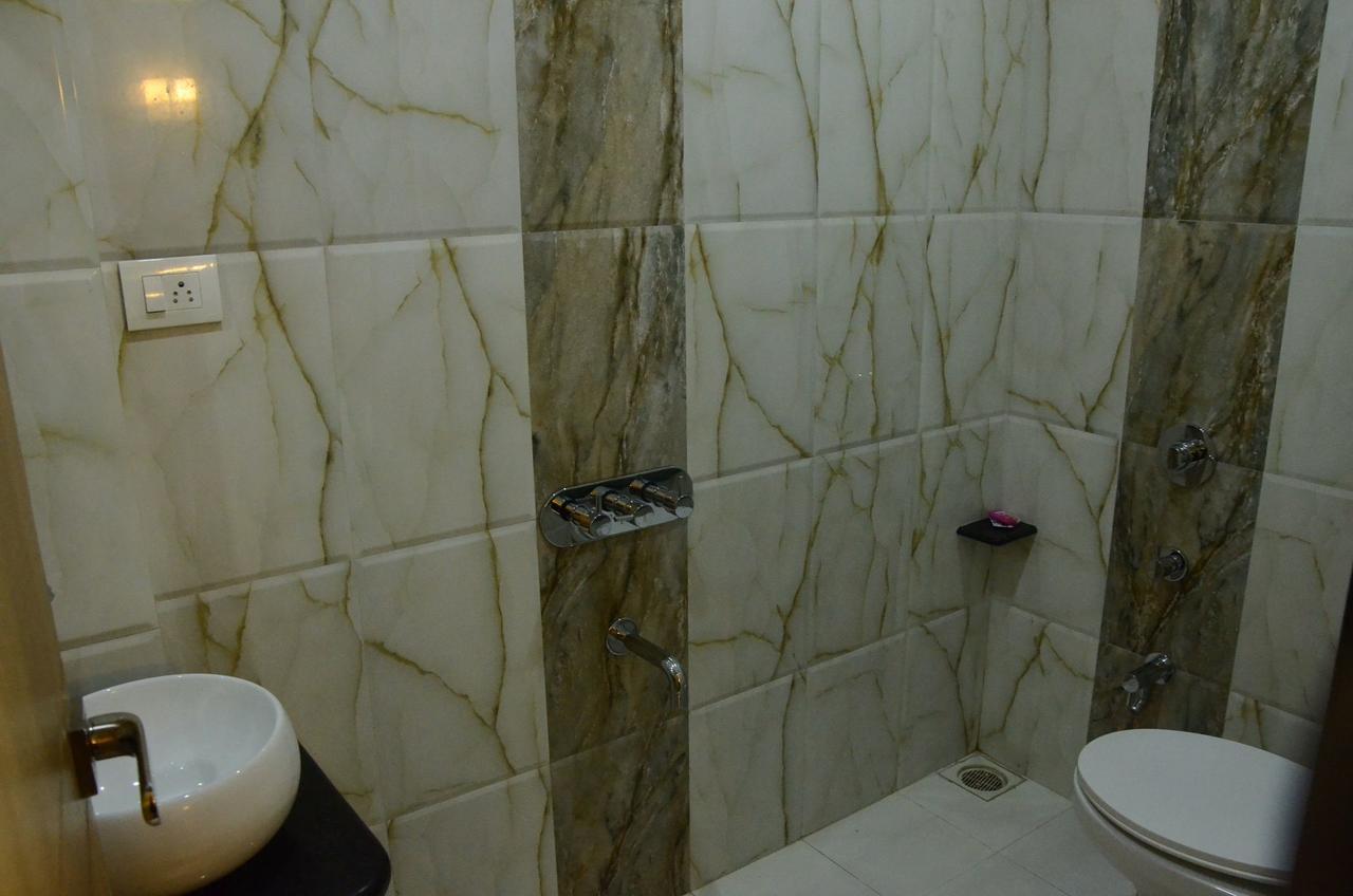 Hotel Sach Regency Ānand Екстериор снимка