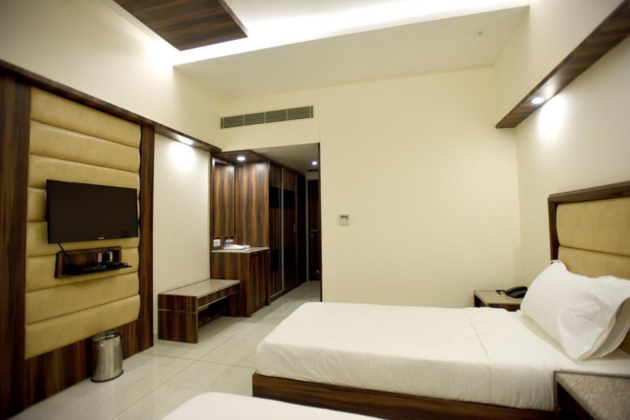 Hotel Sach Regency Ānand Екстериор снимка