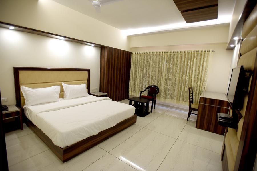 Hotel Sach Regency Ānand Екстериор снимка